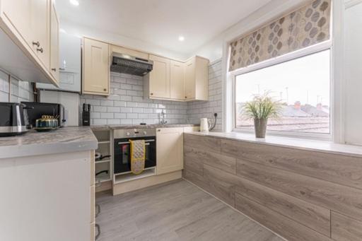 Walsgrave Road Apartment - 5 Beds - Free Parking & Wi-Fi Coventry Luaran gambar