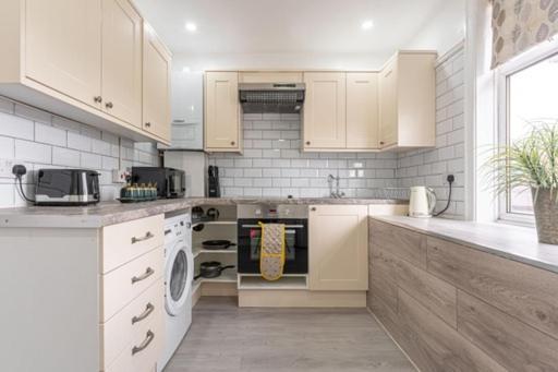Walsgrave Road Apartment - 5 Beds - Free Parking & Wi-Fi Coventry Luaran gambar